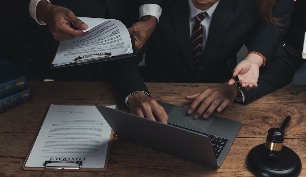L'affichage obligatoire en entreprise : les obligations en matière de respect des normes de sécurité dans les lieux de travail à risques