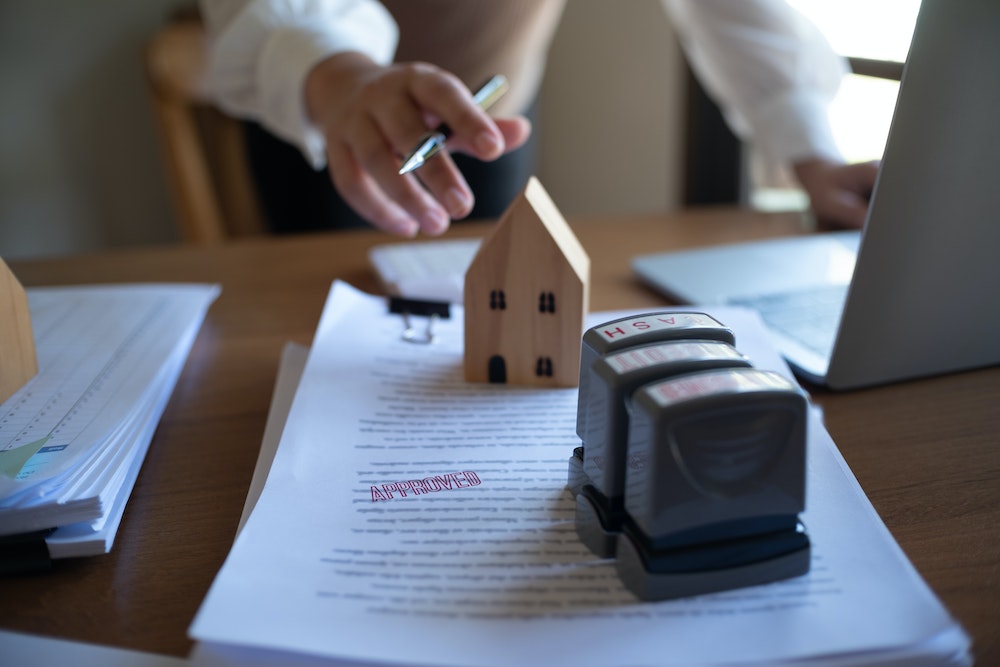 Comment contester un refus de prêt immobilier pour un projet de construction de logement social en SCI ?