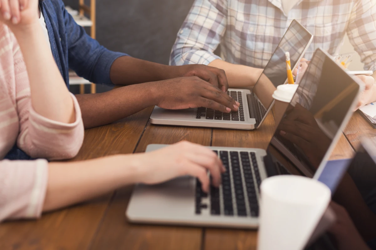 La Responsabilité des Éditeurs de Logiciels : Entre Innovation et Protection