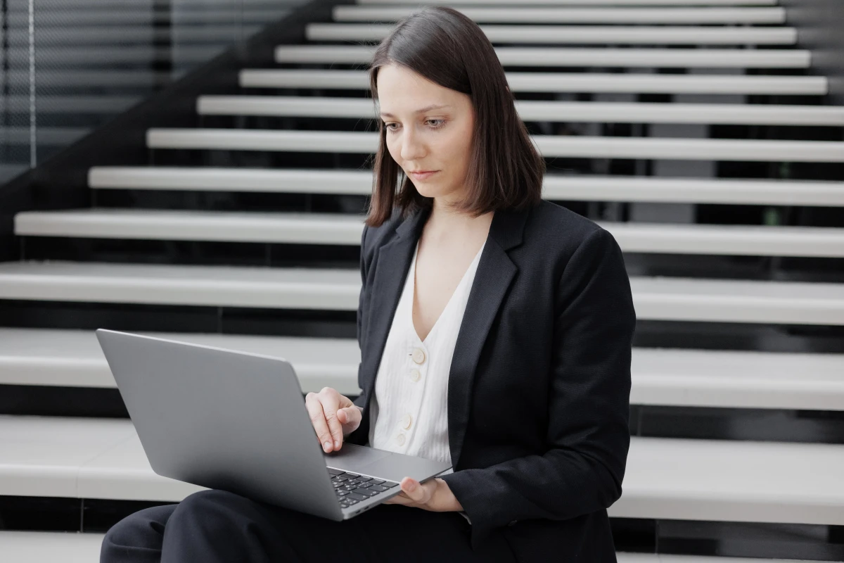 La Responsabilité des Plateformes de Microtravail : Un Enjeu Majeur du Travail Numérique